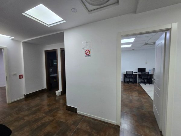 Tirane, jepet me qera zyre Kati 3, 230 m² 2.600 € (Rruga Barrikadave)