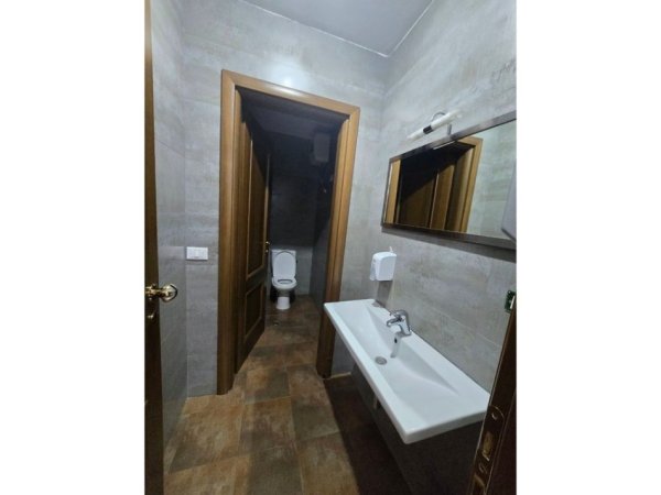 Tirane, jepet me qera zyre Kati 3, 230 m² 2.600 € (Rruga Barrikadave)