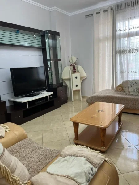 Tirane, jepet me qera apartament 1+1+Ballkon Kati 2, 61 m² 380 € (SAUK)
