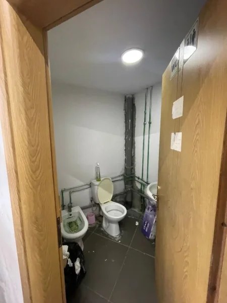 Tirane, jepet me qera ambjent biznesi Kati 0, 100 m² 1.500 € (Bulevardi Migjeni pran Euro 1)