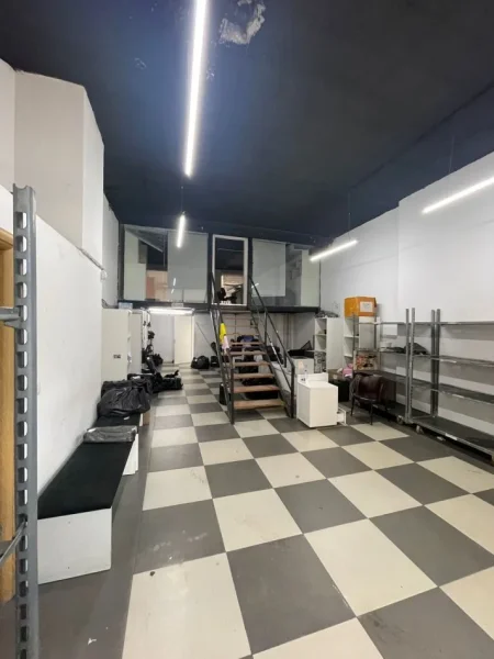 Tirane, jepet me qera ambjent biznesi Kati 0, 100 m² 1.500 € (Bulevardi Migjeni pran Euro 1)