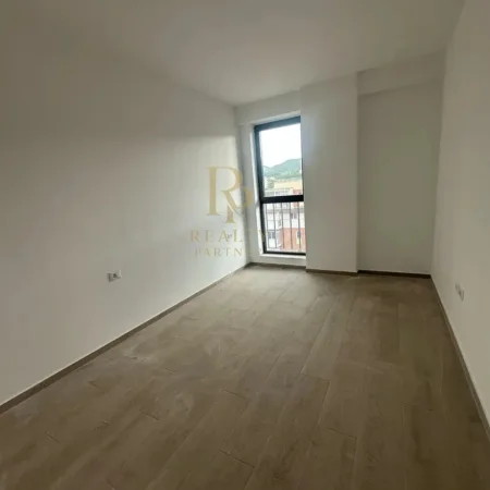 Tirane, jepet me qera zyre Kati 7, 75 m² 650 € (Parku Olimpik)