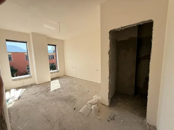 Tirane, shitet apartament 2+1 Kati 2, 93 m² 150.000 € (rruga 5 maji)