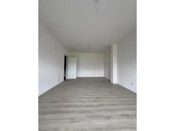 Tirane, shitet 2+1+Ballkon Kati 2, 112 m² 95.000 € (Qendër të Kamzës, pranë Bashkisë)