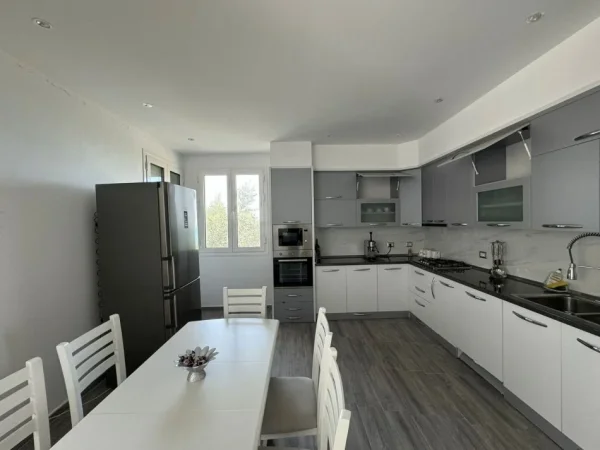 Karpen, shitet Vile ne plazh 4+1+Aneks+Ballkon Kati 2, 500 m² 650.000 € (Karpen,Kavaje)