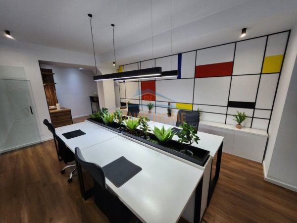 Tirane, jepet me qera ambjent biznesi Kati 11, 76 m² 1.000 € (Rruga e Kavajes, Kompleksi Square 21)