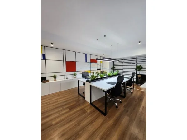 Tirane, jepet me qera ambjent biznesi Kati 11, 76 m² 1.000 € (Rruga e Kavajes, Kompleksi Square 21)