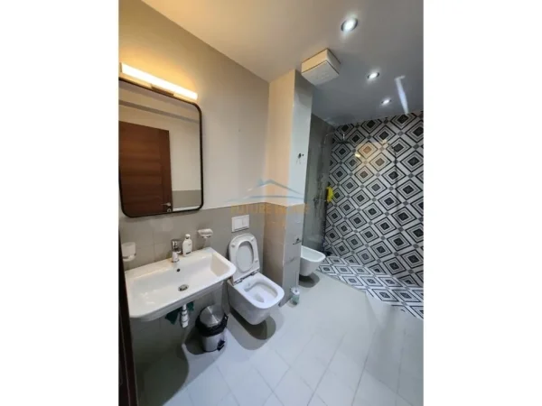 Tirane, jepet me qera ambjent biznesi Kati 11, 76 m² 1.000 € (Rruga e Kavajes, Kompleksi Square 21)