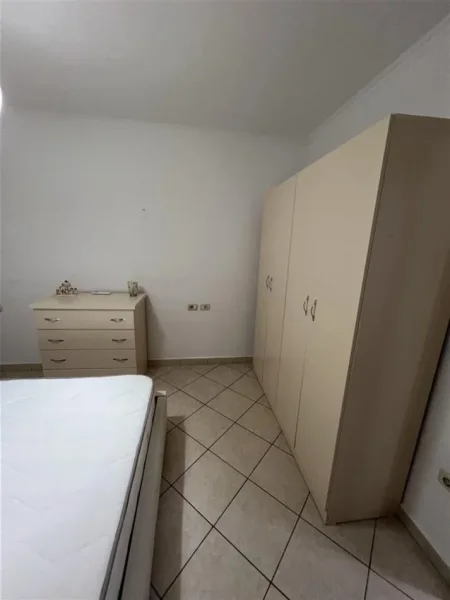 Tirane, jepet me qera apartament 2+1 Kati 4, 95 m² 600 € (komuna e parisit)
