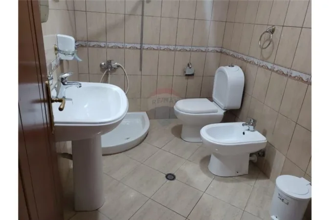 Tirane, jepet me qera apartament 1+1+Ballkon Kati 4, 70 m² 600 € (Him Kolli)