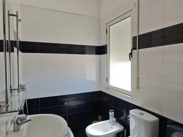 Tirane, Apartament 2+1+2 per qira  Kati 7, 210 m² 550 € (Fresku)