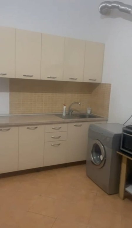 Tirane, jepet me qera Vile 1+1 Kati 1, 40 m² 350 € (laprake)