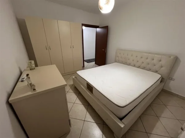 Tirane, jepet me qera apartament 2+1+Ballkon Kati 3, 90 m² 600 € (Komuna e Parisit)