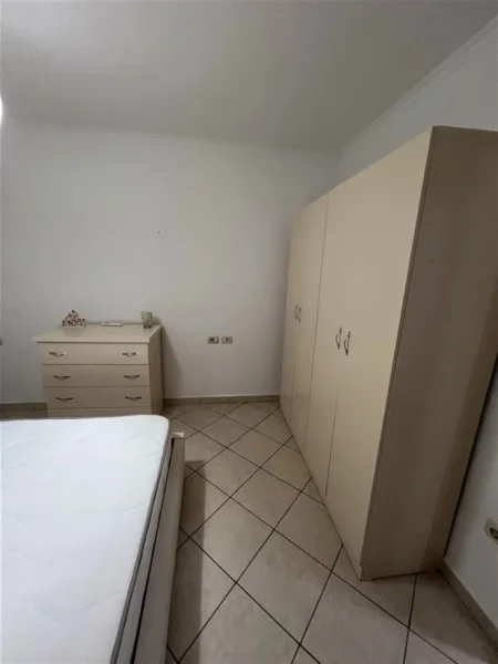 Tirane, jepet me qera apartament 2+1+Ballkon Kati 3, 90 m² 600 € (Komuna e Parisit)