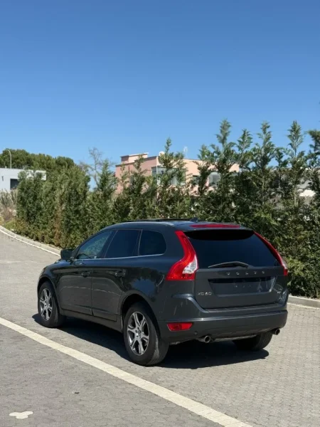 Durres, shitet makine VOLVO XC60 T6 2013 SPORT UTILIT Benzin, gri e erret automatik Klima 9.500 €