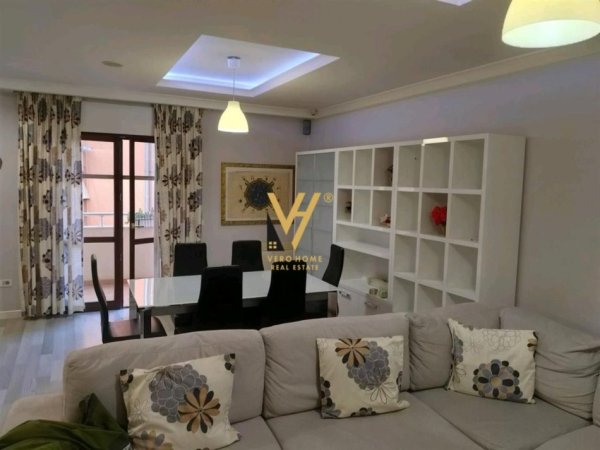Tirane, jepet me qera apartament 3+1+Ballkon Kati 5, 140 m² 850 € (KOMUNA E PARISIT)