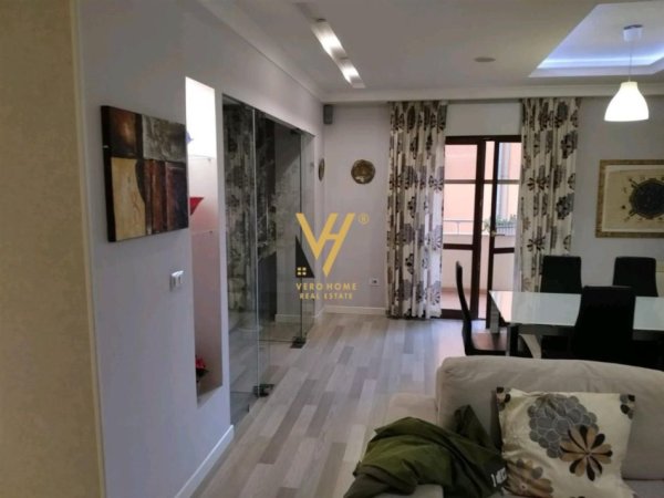 Tirane, jepet me qera apartament 3+1+Ballkon Kati 5, 140 m² 850 € (KOMUNA E PARISIT)