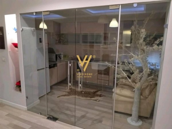 Tirane, jepet me qera apartament 3+1+Ballkon Kati 5, 140 m² 850 € (KOMUNA E PARISIT)