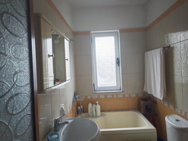 Tirane, Apartament 2+1+1 me qira tek Mine Peza 550 Euro