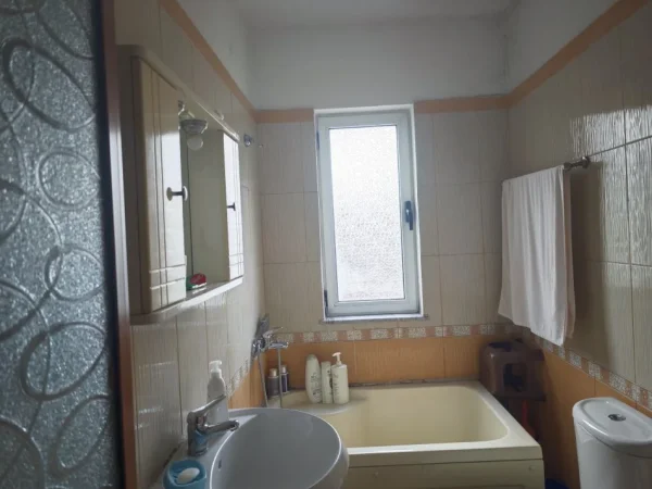 Tirane, Apartament 2+1+1 me qira tek Mine Peza 550 Euro