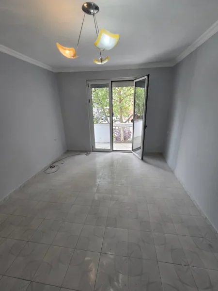 Tirane, shitet apartament 2+1+Ballkon Kati 3, 65 m² 150.000 € (Rruga Kavajës, Pranë Poliklinës 9)