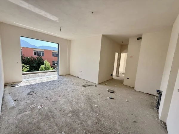 Tirane, shitet apartament 2+1Me 2 Tualete Dhe Ballkon , 93 m² 150.000 € (Rruga 5-Maji)