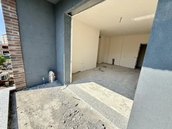 Tirane, shitet apartament 2+1Me 2 Tualete Dhe Ballkon , 93 m² 150.000 € (Rruga 5-Maji)