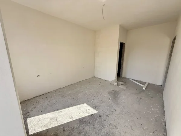 Tirane, shitet apartament 2+1Me 2 Tualete Dhe Ballkon , 93 m² 150.000 € (Rruga 5-Maji)