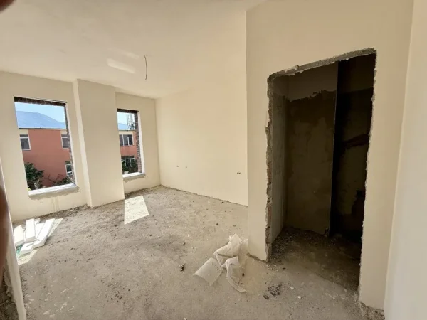 Tirane, shitet apartament 2+1Me 2 Tualete Dhe Ballkon , 93 m² 150.000 € (Rruga 5-Maji)