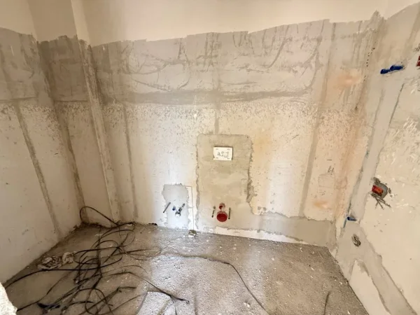 Tirane, shitet apartament 2+1Me 2 Tualete Dhe Ballkon , 93 m² 150.000 € (Rruga 5-Maji)