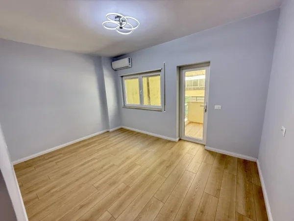 Tirane, shitet apartament 2+1+Ballkon Kati 2, 93 m² 265.000 € (Rruga Him Kolli)