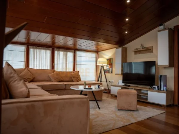 Shitet, Penthouse, Kodra e Diellit,Tiranë.