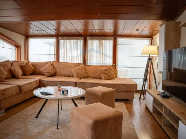 Shitet, Penthouse, Kodra e Diellit,Tiranë.