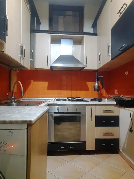 Tirane, jepet me qera Vile 3+1 Kati 1, 90 m² 800 € (*JEPET ME QERA VILË PRIVATE NË QENDËR TË TIRANËS!* 50 M LARG QENDRES)