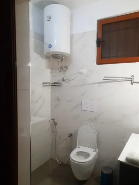 Tirane, jepet me qera Vile 3+1 Kati 1, 90 m² 800 € (*JEPET ME QERA VILË PRIVATE NË QENDËR TË TIRANËS!* 50 M LARG QENDRES)