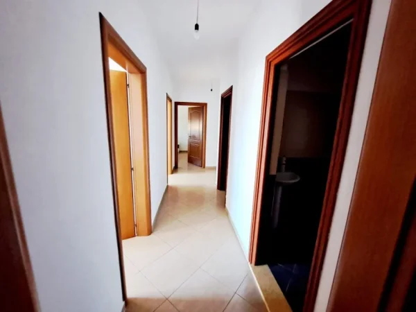 Kavaje, shitet apartament 3+1+Aneks+Ballkon Kati 4, 125 m² 72.900 € (afer tregut industrial pallat I ri,Kavaje)