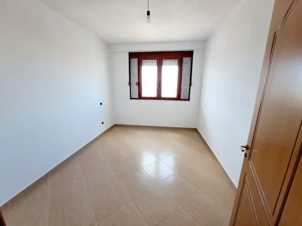 Kavaje, shitet apartament 3+1+Aneks+Ballkon Kati 4, 125 m² 72.900 € (afer tregut industrial pallat I ri,Kavaje)