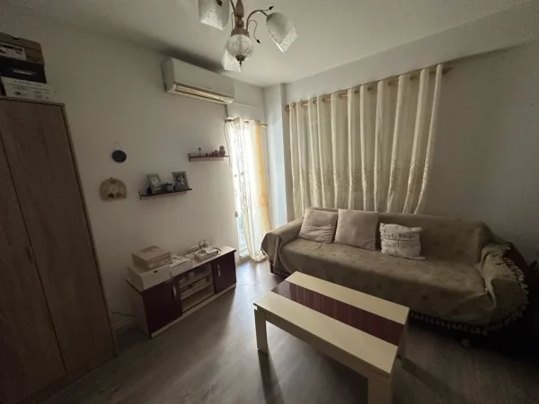 Tirane, jepet me qera apartament 1+1 , 68 m² 450 € (Kompleksi Kontakt, 21 Dhjetori)