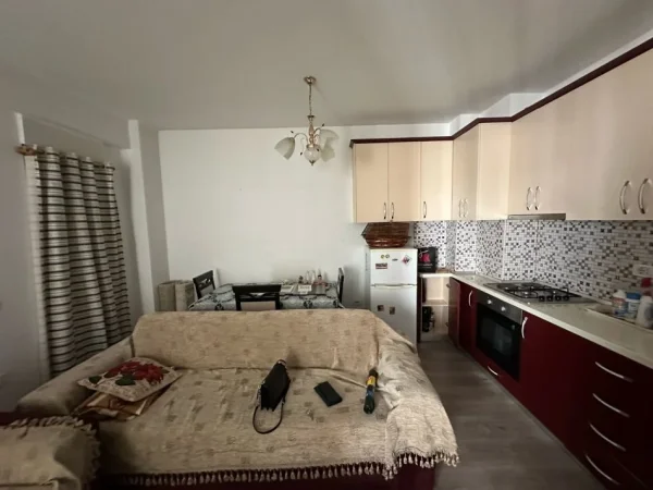 Tirane, jepet me qera apartament 1+1 , 68 m² 450 € (Kompleksi Kontakt, 21 Dhjetori)