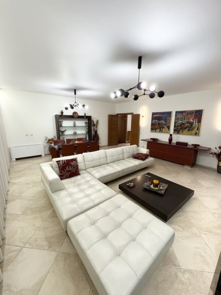 Tirane, jepet me qera apartament 4+1+Aneks+Ballkon Kati 4, 216 m² 3.000 € (Bulevardi Bajram Curri, Godina ETC)