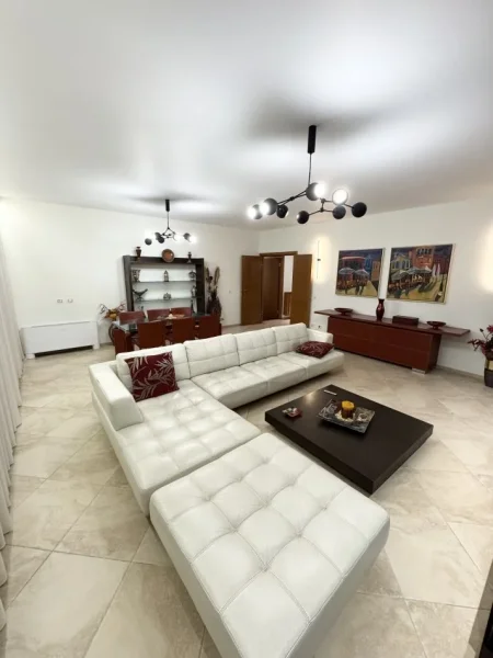 Tirane, jepet me qera apartament 4+1+Aneks+Ballkon Kati 4, 216 m² 3.000 € (Bulevardi Bajram Curri, Godina ETC)