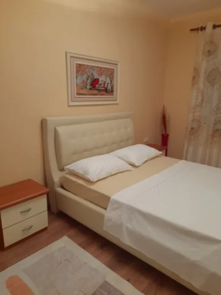 Tirane, jepet me qera apartament 2+1+Ballkon Kati 4, 80 m² 500 € (Tek Mozaiku, prane 21 Dhjetorit)