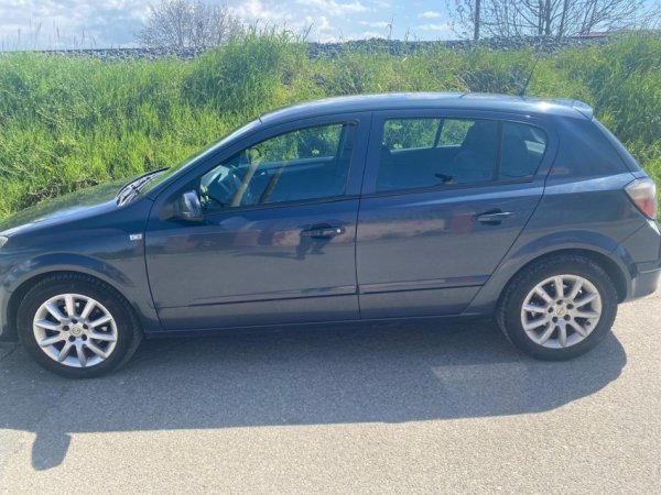 Tirane, shitet makine Opel Astra Nafte, manuale Kondicioner 167 km 2.000 €