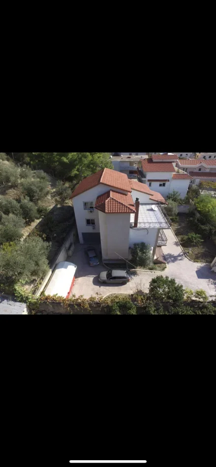 Vlore, shitet Vile 3 Katshe , 580 m² 650.000 € (Rruga Demokracia)