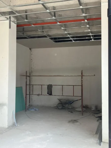 Tirane, jepet me qera zyre Kati 0, 65 m² 1.800 € (JEPET ME QERA AMBIENT BIZNESI NE RRUGE KRYESORE ZONA BRRYL)