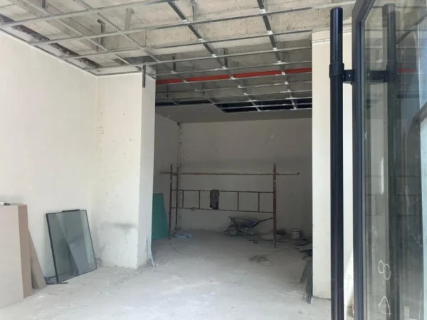 Tirane, jepet me qera zyre Kati 0, 65 m² 1.800 € (JEPET ME QERA AMBIENT BIZNESI NE RRUGE KRYESORE ZONA BRRYL)