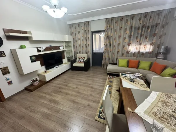 Tirane, jepet me qera apartament 2+1+Ballkon Kati 5, 75 m² 600 € (Rr. Foto Janku pas ish hipotekes)