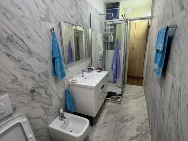Tirane, jepet me qera apartament 2+1+Ballkon Kati 5, 75 m² 600 € (Rr. Foto Janku pas ish hipotekes)