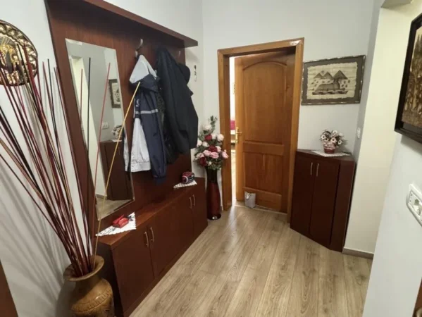 Tirane, jepet me qera apartament 2+1+Ballkon Kati 5, 75 m² 600 € (Rr. Foto Janku pas ish hipotekes)
