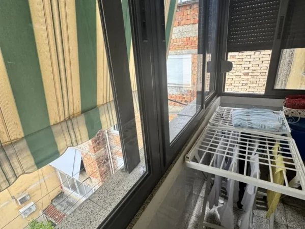 Tirane, jepet me qera apartament 2+1+Ballkon Kati 5, 75 m² 600 € (Rr. Foto Janku pas ish hipotekes)